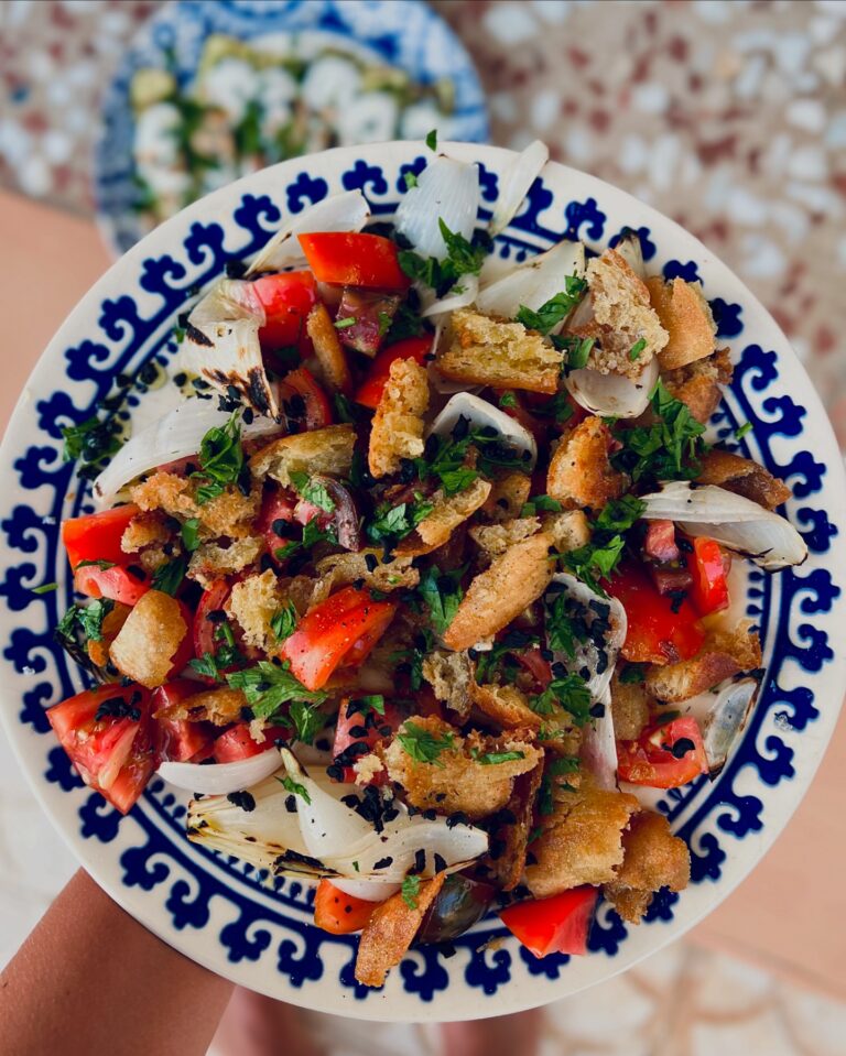 Tomatsallad 2.0 med grillad färsk lök och torkade oliver