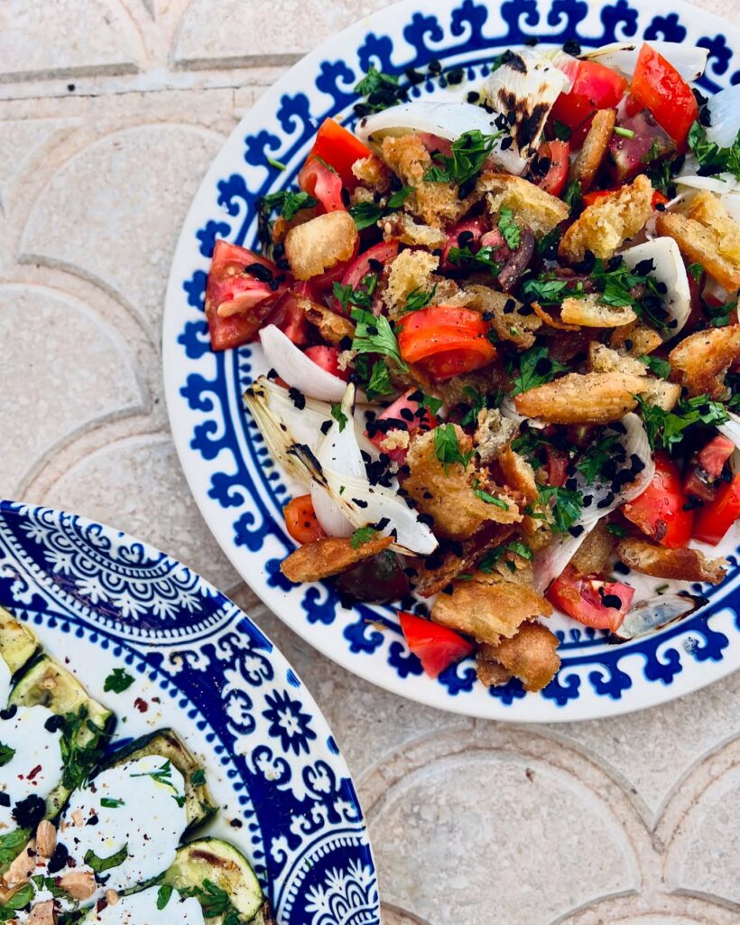 Tomatsallad 2.0 med grillad färsk lök och torkade oliver