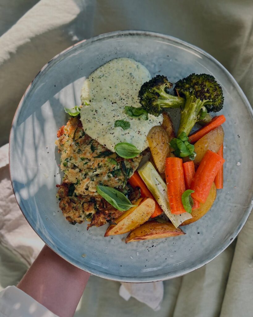 Zucchinifritters med palsternack- & basilikasås