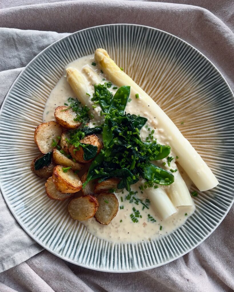 Vit sparris med beurre blanc