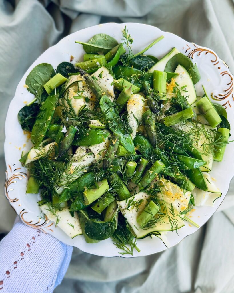 Sidesallad med grön sparris och zucchini