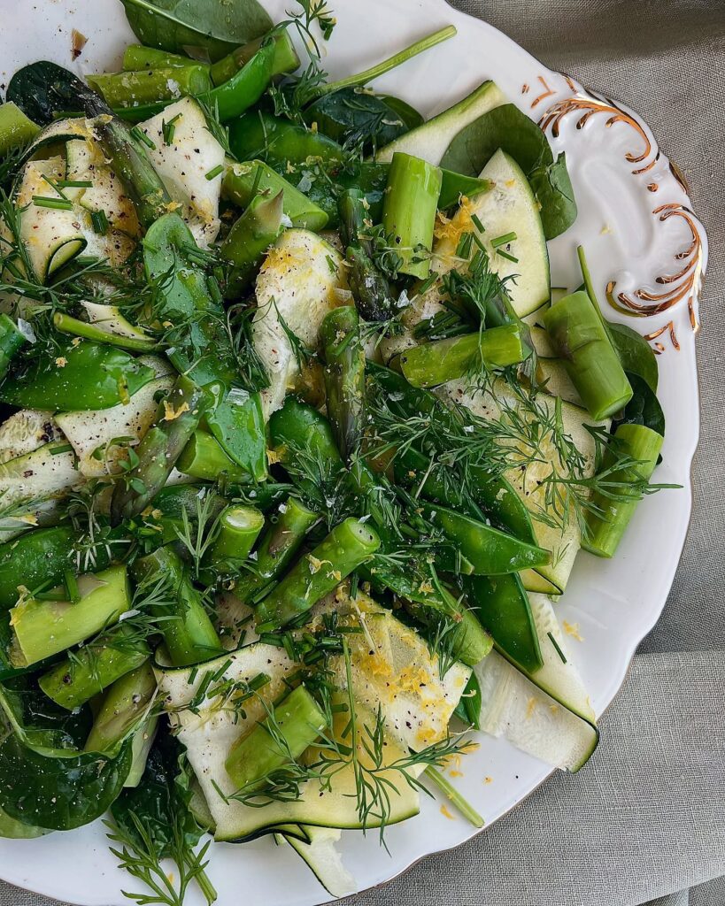 Sidesallad med grön sparris och zucchini