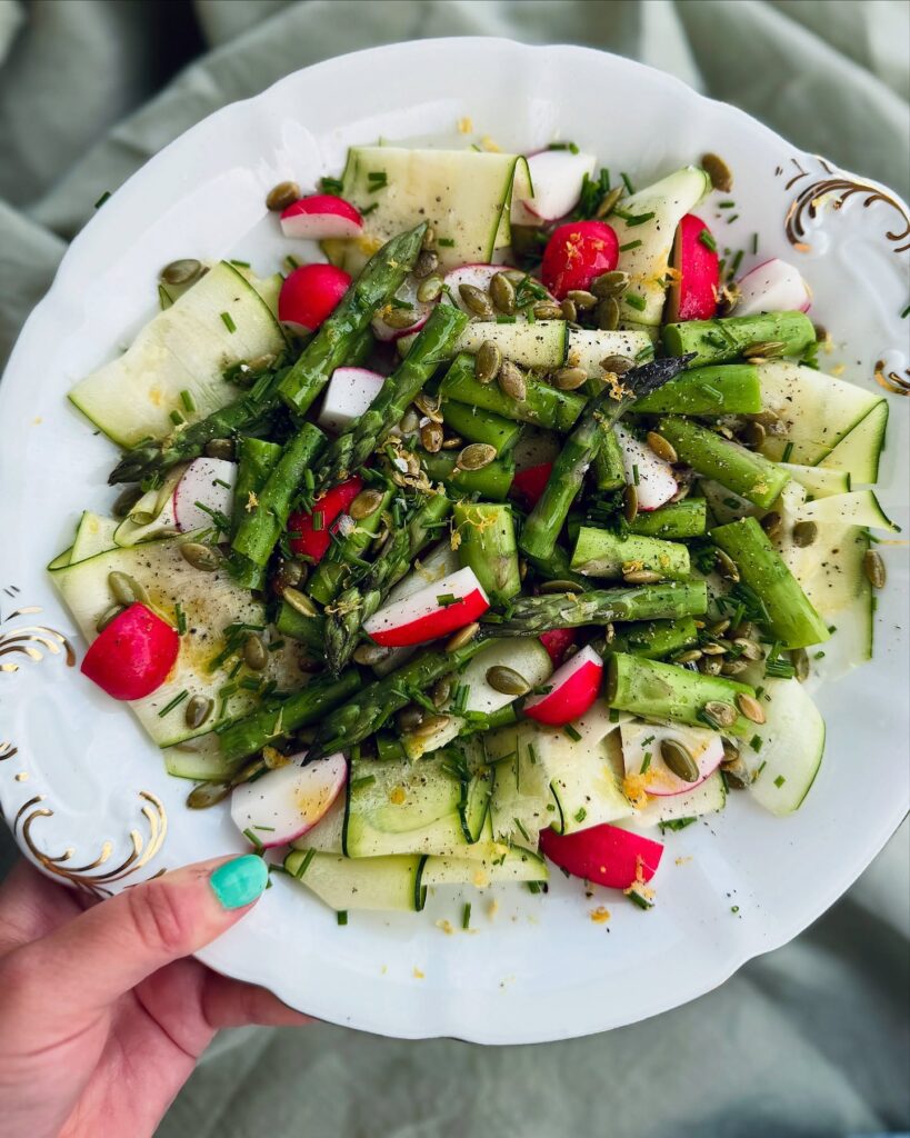 Sidesallad med grön sparris och zucchini