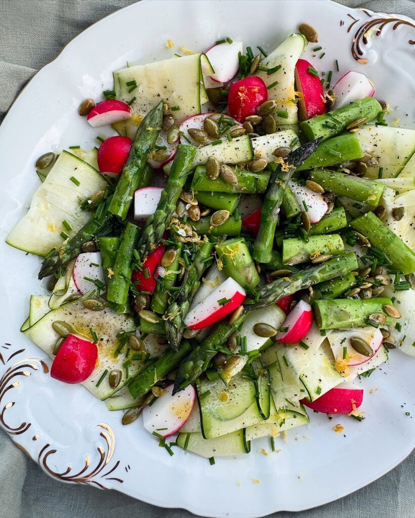Sidesallad med grön sparris och zucchini