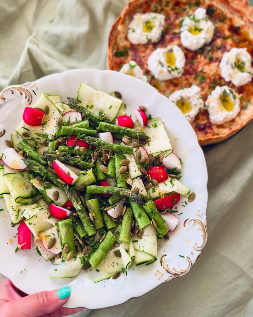 Sidesallad med grön sparris och zucchini