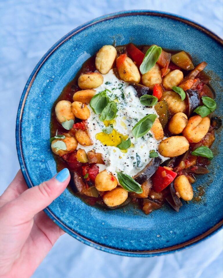 Smörstekt gnocchi, ratatouille och marinerad mozzarella