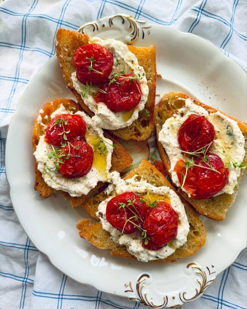 Stekt bröd med ricottakräm och bakade tomater