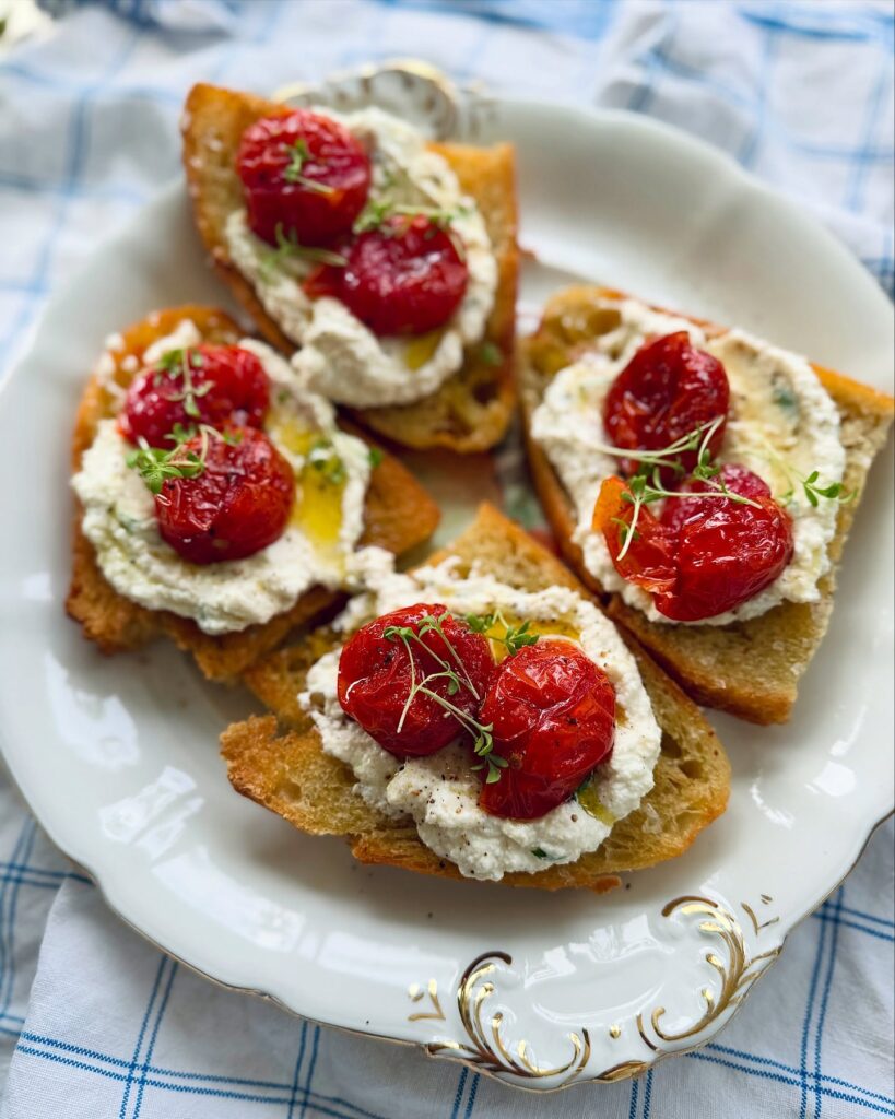 Stekt bröd med ricottakräm och bakade tomater