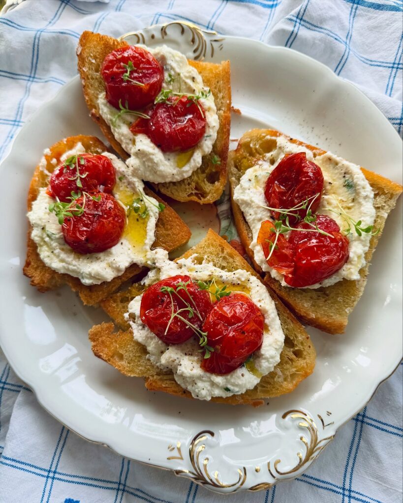 Stekt bröd med ricottakräm och bakade tomater