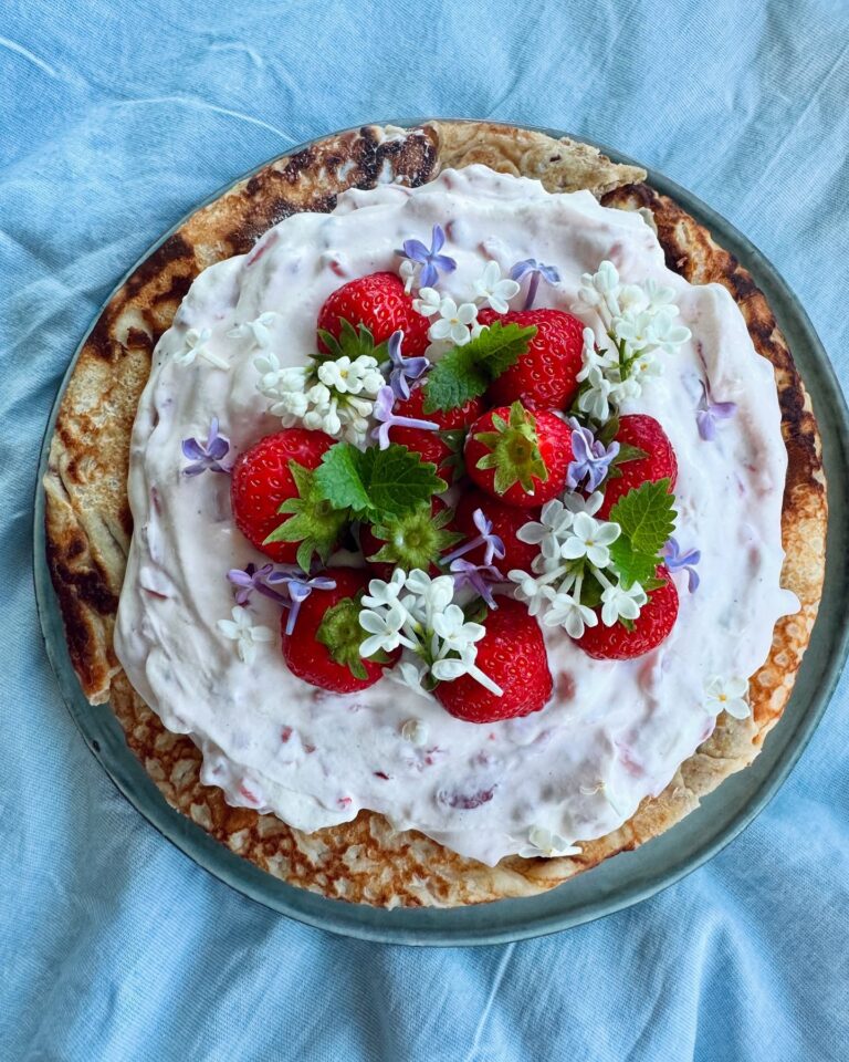 Pannkakstårta med himmelsk jordgubbsfyllning