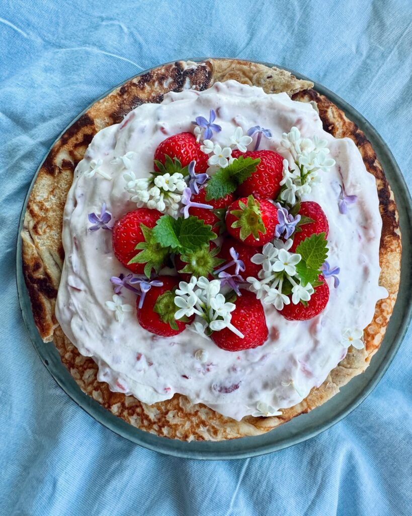 Pannkakstårta med himmelsk jordgubbsfyllning