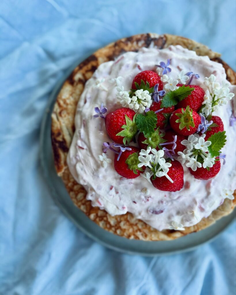 Pannkakstårta med himmelsk jordgubbsfyllning
