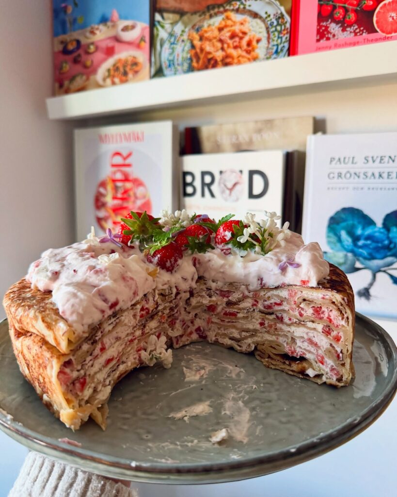 Pannkakstårta med himmelsk jordgubbsfyllning