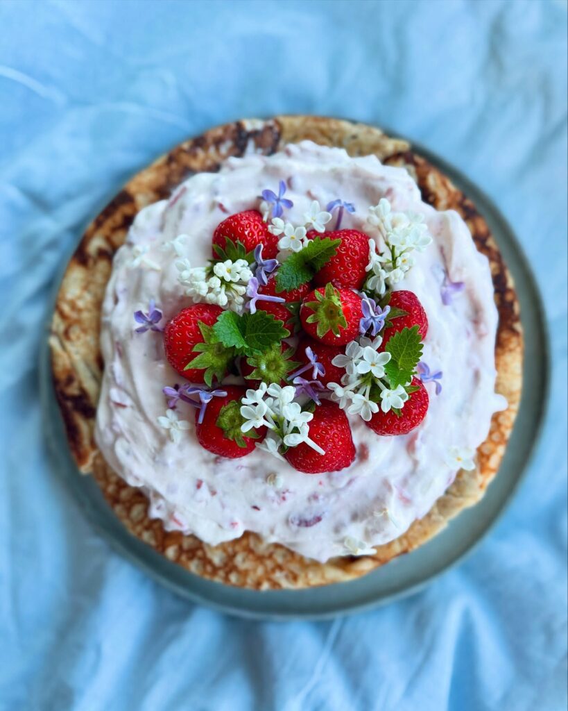 Pannkakstårta med himmelsk jordgubbsfyllning