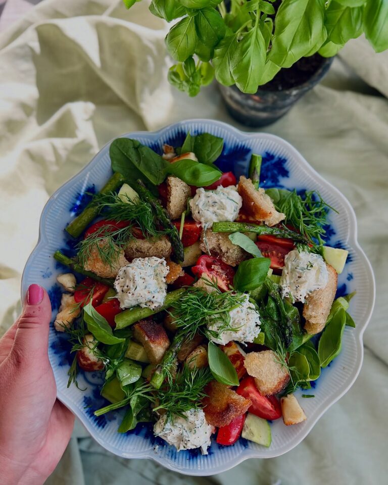 Sommarsallad med halloumi, sparris och örtkräm