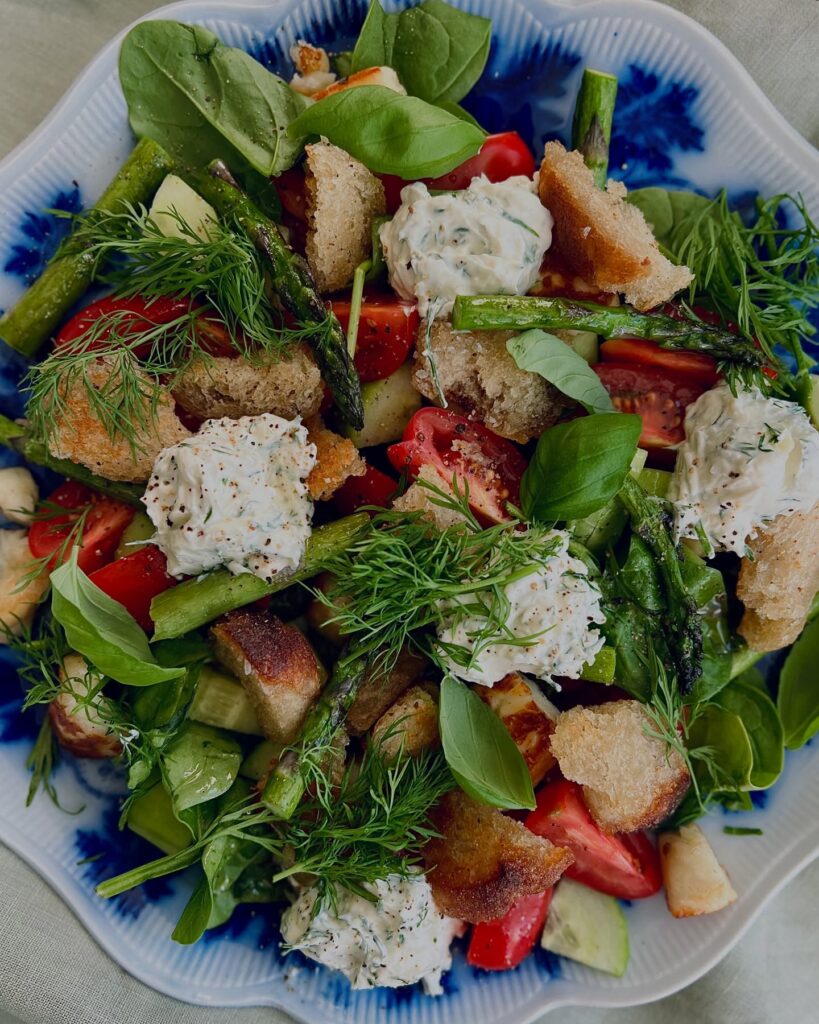 Sommarsallad med halloumi, sparris och örtkräm