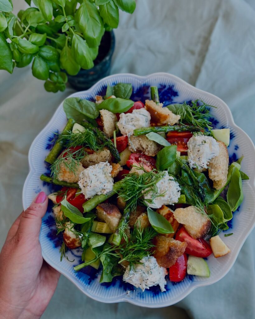 Sommarsallad med halloumi, sparris och örtkräm