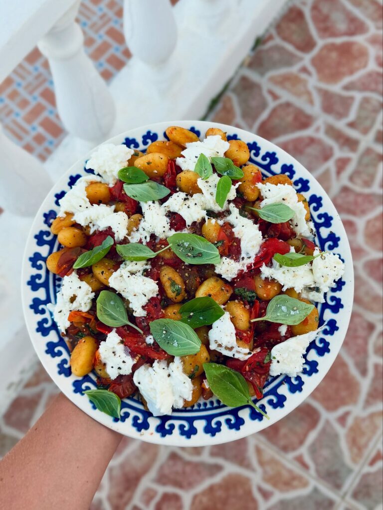 Grillad tomatsalsa med stekt gnocchi, mozzarella & basilika