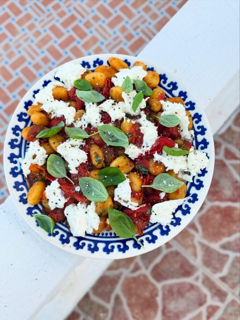 Grillad tomatsalsa med stekt gnocchi, mozzarella & basilika