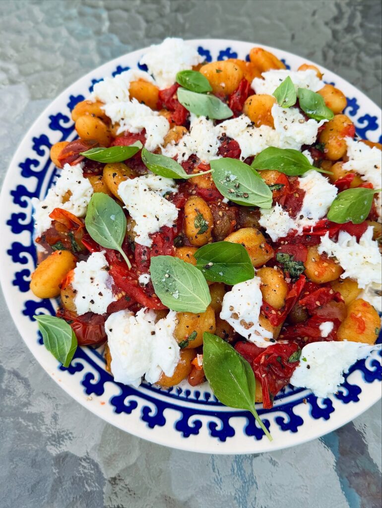 Grillad tomatsalsa med stekt gnocchi, mozzarella & basilika
