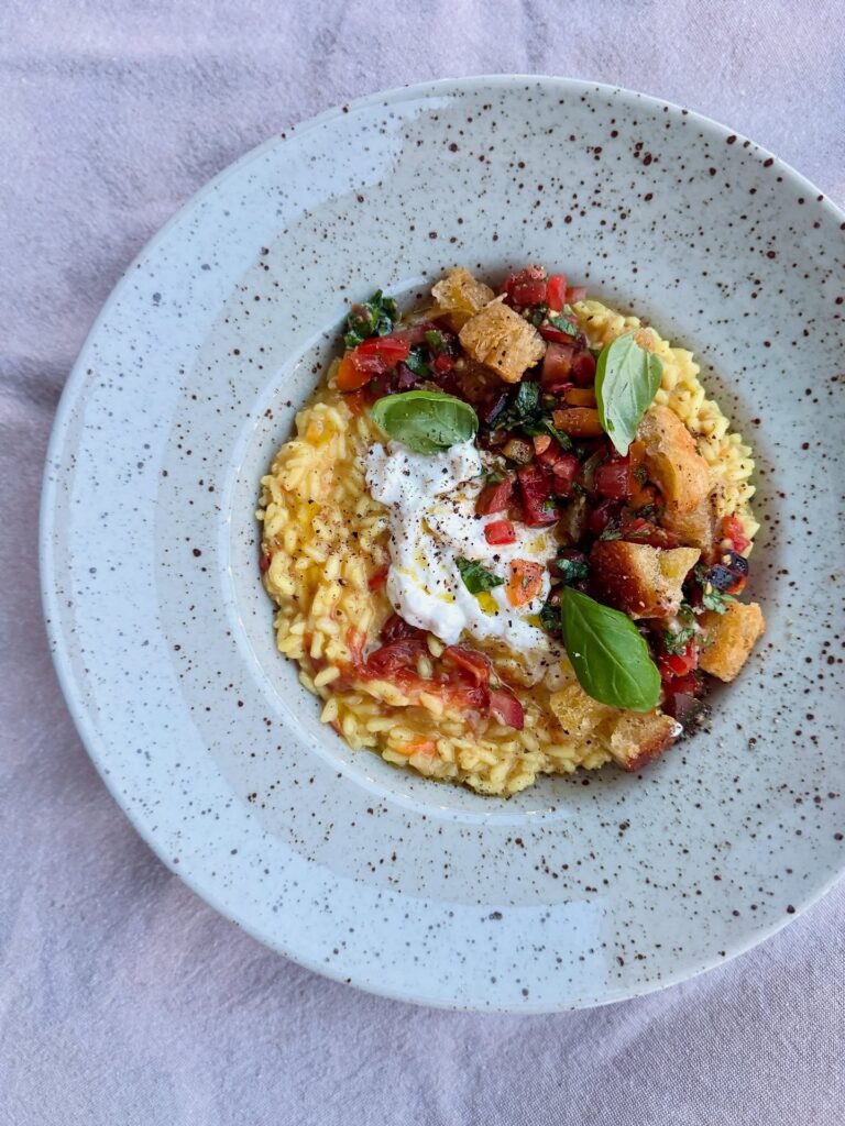 Tomatrisotto med stracciatella & bruschettatopping