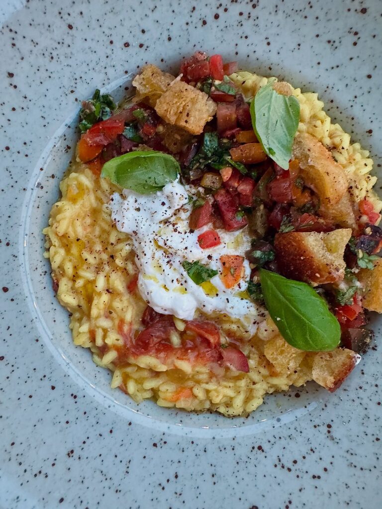 Tomatrisotto med stracciatella & bruschettatopping