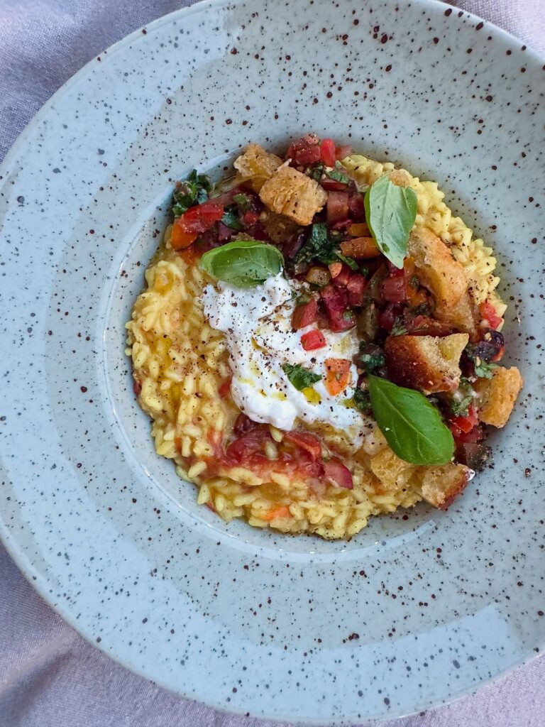 Tomatrisotto med stracciatella & bruschettatopping
