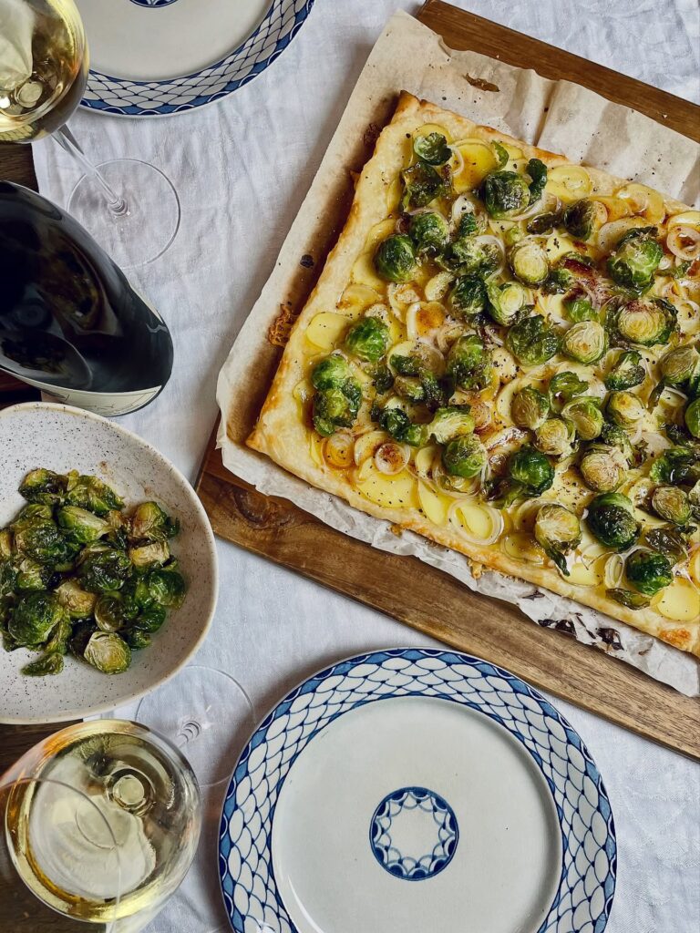 Smördegspizza med friterad brysselkål & brynt saffranssmör