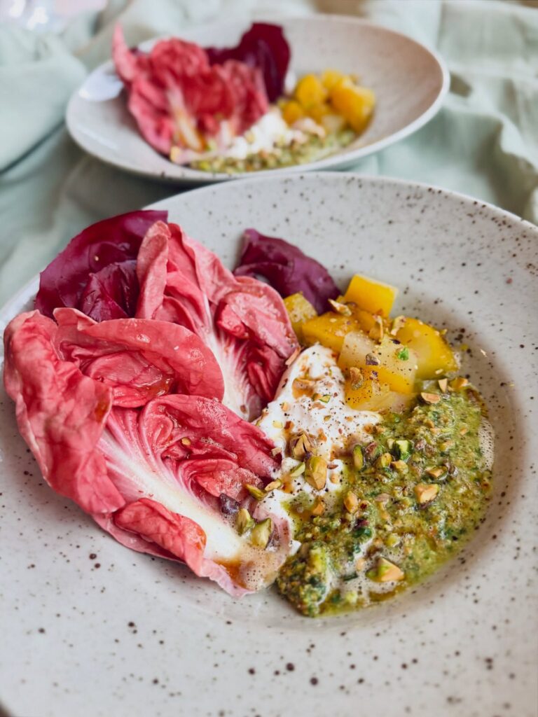 Saffranskokta päron med burrata och pistagepesto