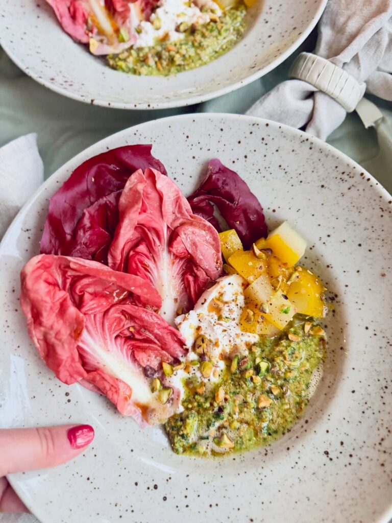 Saffranskokta päron med burrata och pistagepesto