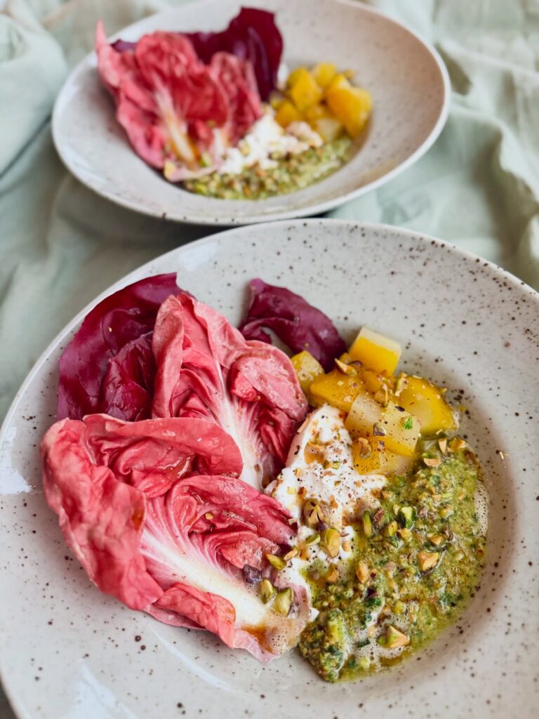 Saffranskokta päron med burrata och pistagepesto